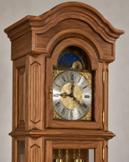Astra Design 210-10N Standuhr „Schlosspalais“ aus massiven Nussbaum - wahlweise auch in Eiche oder Kirsche