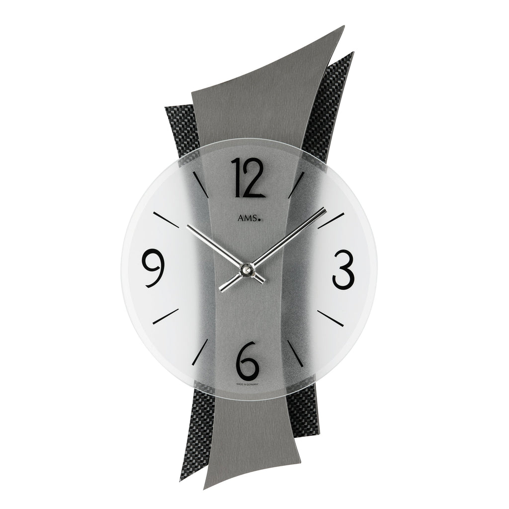 AMS W9400 Wanduhr mit geschwungener Metall-Auflage auf Carbon-Applikation