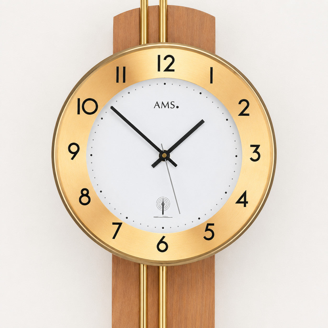Standuhren.com 🕰️ AMS Pendel-Funkwanduhr mit heller Buchenholz-Rückwand, goldenem Aluminium-Zifferblatt und Mineralglas.