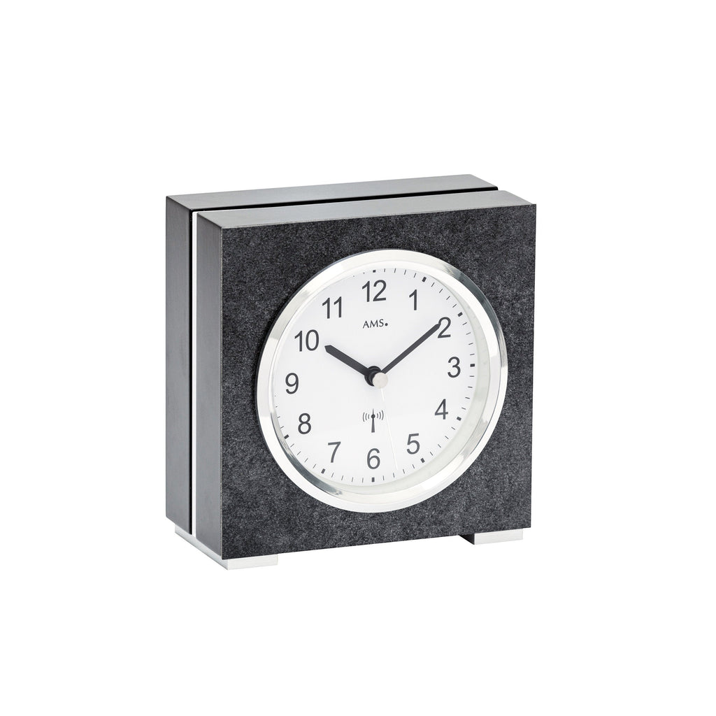Standuhren.com 🕰️ AMS F5152 Funk-Tischuhr aus schwarzem Holz mit Aluminium-Akzenten und weißem Zifferblatt.