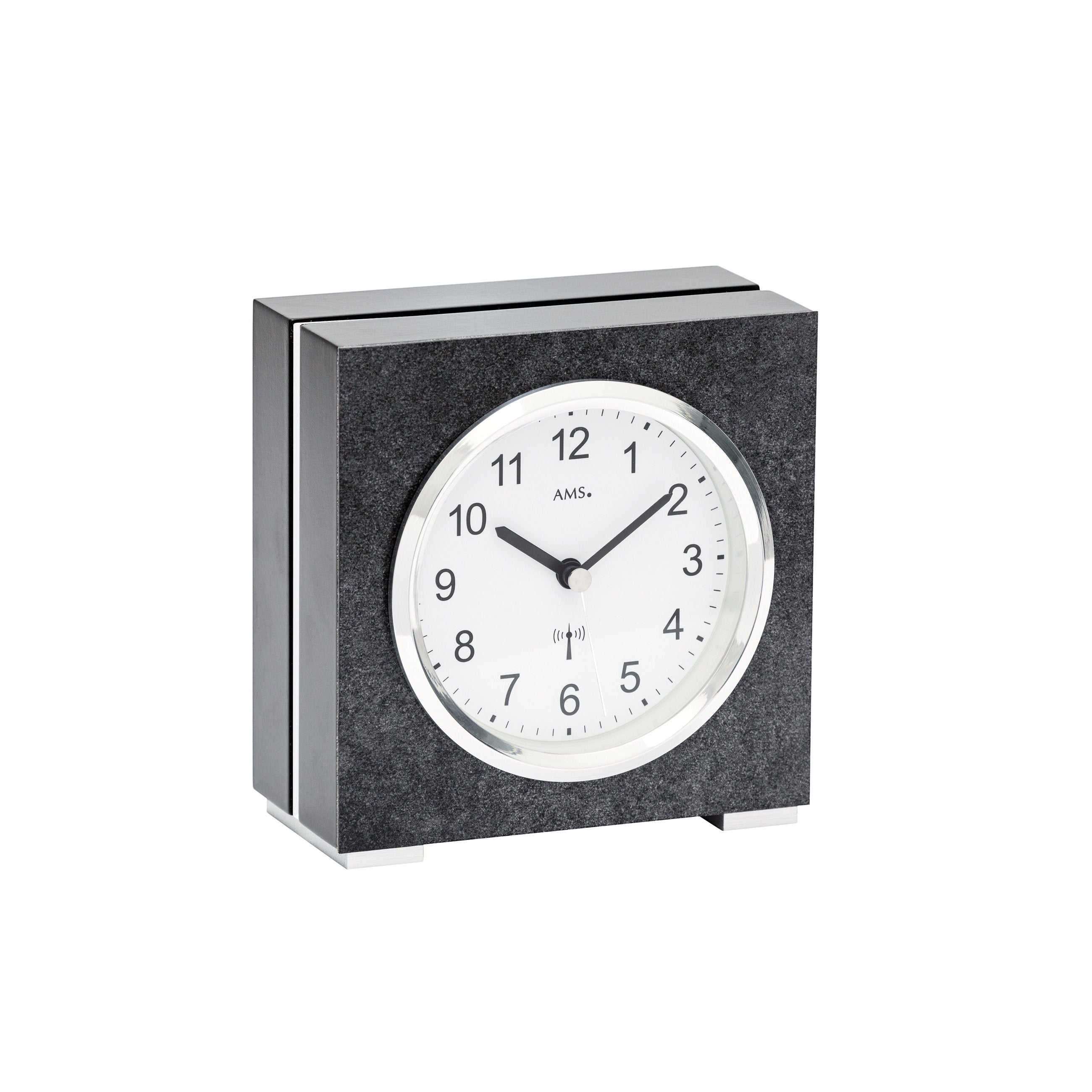 Standuhren.com 🕰️ AMS F5152 Funk-Tischuhr aus schwarzem Holz mit Aluminium-Akzenten und weißem Zifferblatt.