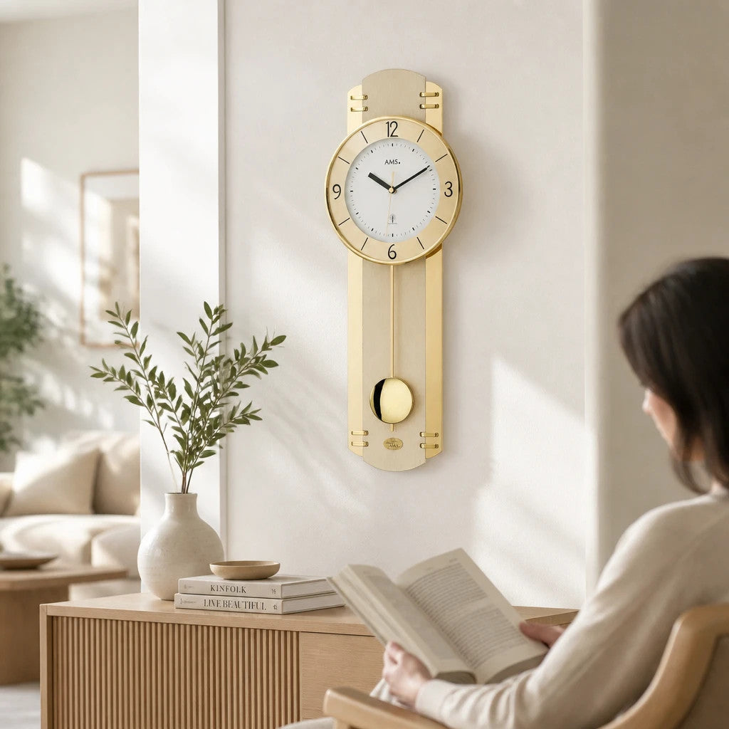 Standuhren.com 🕰️ AMS F5293 Funk-Pendelwanduhr mit hellem Holzgehäuse, goldenen Messing-Akzenten und Mineralglas.