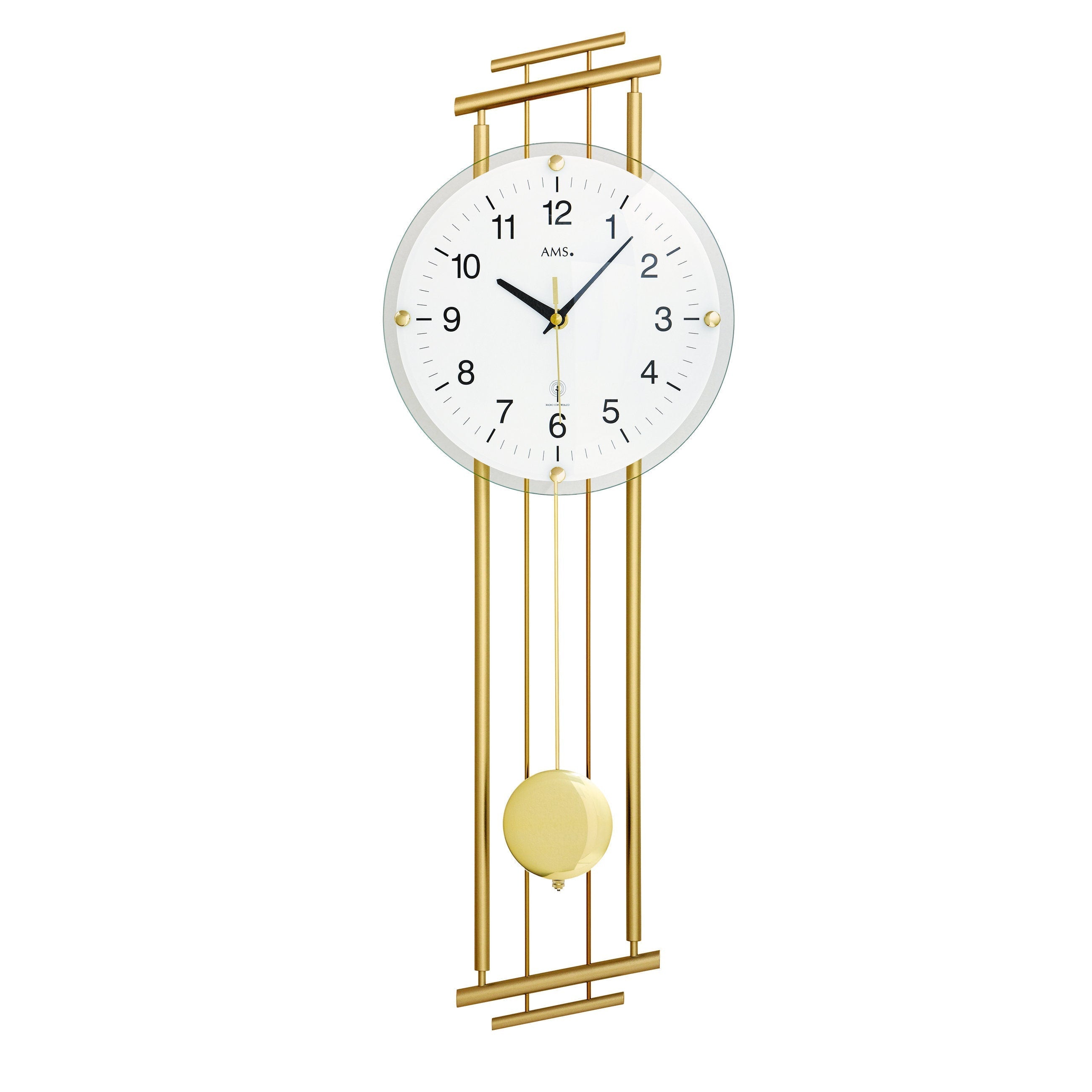Standuhren.com 🕰️ AMS F5315 Funkwanduhr mit Pendel, messinglackiertem Metallgehäuse und weißem Zifferblatt.