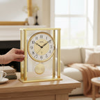 Standuhren.com 🕰️ AMS F5191 Funk-Tischuhr mit goldenem Metallgehäuse, Mineralglas und Pendel auf einem Holztisch