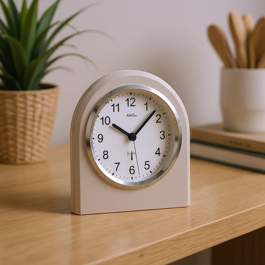 Standuhren.com 🕰️ AMS F5198 Funk-Tischuhr mit hellem Holzgehäuse, Aluminium-Frontring und Mineralglas auf einem Tisch