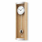Standuhren.com 🕰️ AMS F5285 Funkwanduhr aus Eichenholz mit Aluminium-Elementen, Pendel und weißem Zifferblatt.