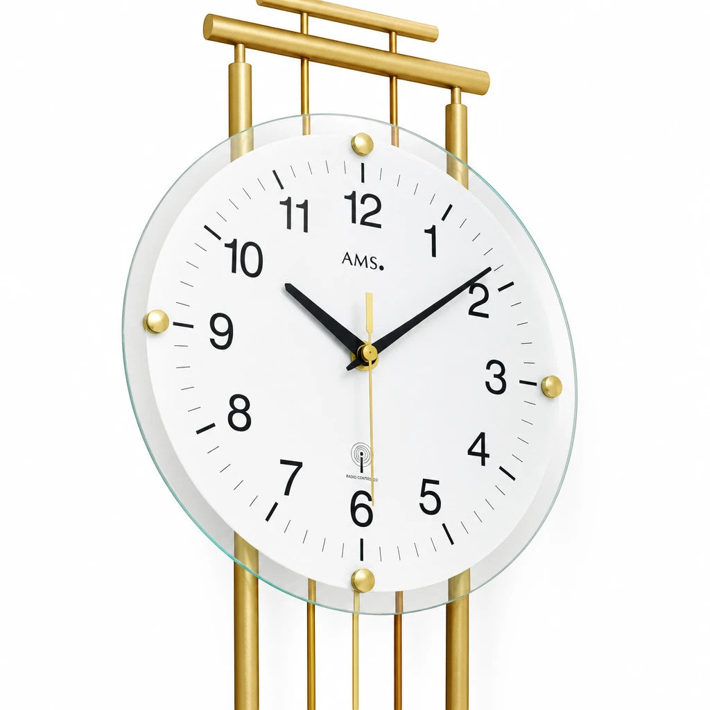 Standuhren.com 🕰️ AMS F5315 Funkwanduhr mit messinglackiertem Metallgehäuse, weißem Zifferblatt und gewölbtem Mineralglas.