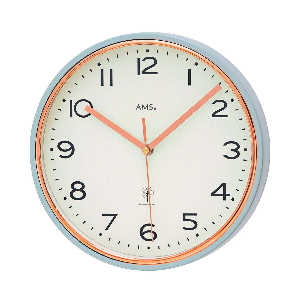 Standuhren.com 🕰️ AMS F5509 Funkwanduhr mit hellem Zifferblatt, Metallgehäuse und elegantem goldenen Zierring