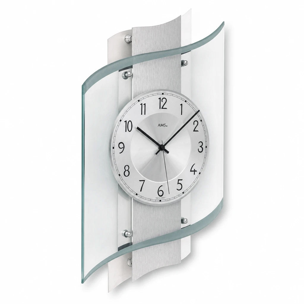 Standuhren.com 🕰️ AMS F5516 Funkwanduhr mit modernem Holzgehäuse, Aluminium-Zifferblatt und geschwungenem Mineralglas.