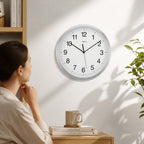 Standuhren.com 🕰️ AMS F5541 Funkwanduhr mit gebürstetem Aluminiumgehäuse und Mineralglas in modernem Wohnambiente