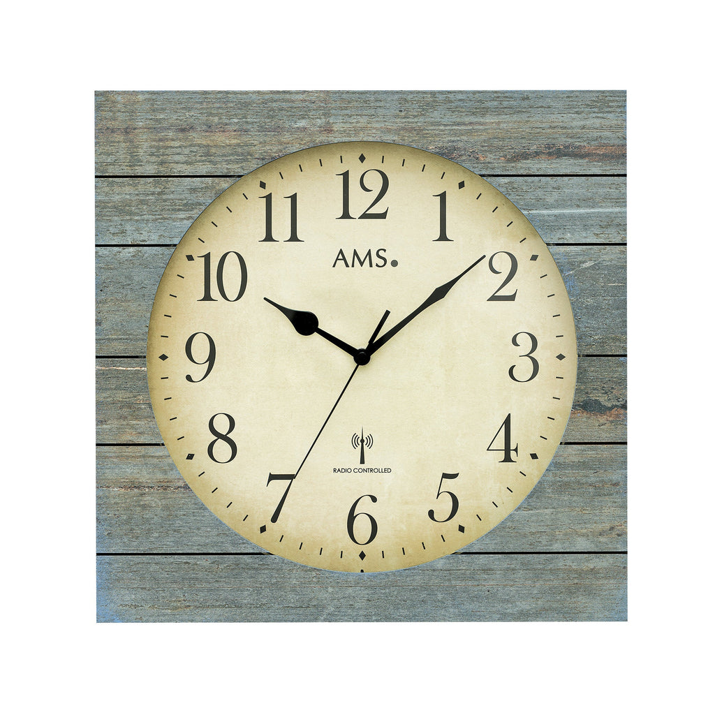 Standuhren.com 🕰️ AMS Funkwanduhr mit quadratischem Holzgehäuse in Antik-Optik und klassischem Zifferblatt