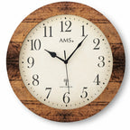 Standuhren.com 🕰️ AMS F5560 Funkwanduhr mit rundem Holzgehäuse, natürlicher Holzstruktur und hellem Zifferblatt.
