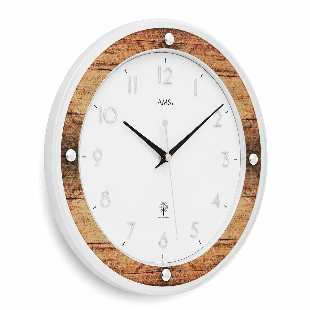 Standuhren.com 🕰️ AMS F5565 Funkwanduhr mit weißem Gehäuse, braunem Holzoptik-Glasaufsatz und silbernen Ziffern