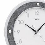 Standuhren.com 🕰️ AMS F5566 Funkwanduhr mit grauem Glasaufsatz, weißem Zifferblatt und silbernen Ziffern im Detail