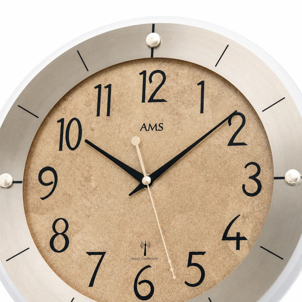 Standuhren.com 🕰️ AMS Funkwanduhr mit beigem Zifferblatt, Aluminium-Rahmen und facettiertem Mineralglas im Detail