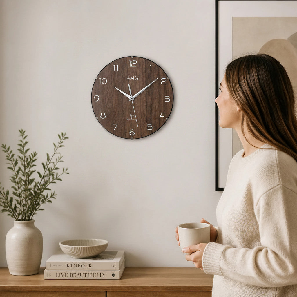 Standuhren.com 🕰️ AMS Funkwanduhr mit Nussbaum-Optik und weißem Zifferblatt in einem modernen Wohnraum