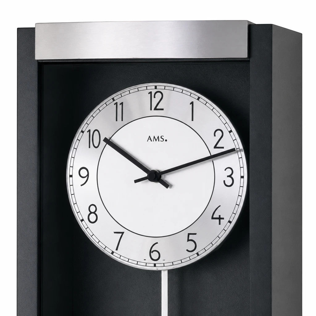 Standuhren.com 🕰️ AMS Pendel-Funkwanduhr mit schwarzem Holzgehäuse, Aluminium-Zifferblatt und modernem Design