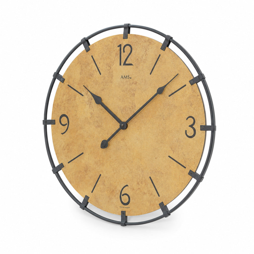 Standuhren.com 🕰️ AMS W9616mo Wanduhr mit hellem Holzgehäuse, schwarzem Metallring und gefrästen Ziffern.